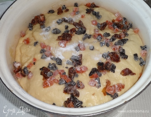 В подошедшее тесто добавить ванилин и сухофрукты, перемешать, обмять и поставить в теплое место для второго подъема.