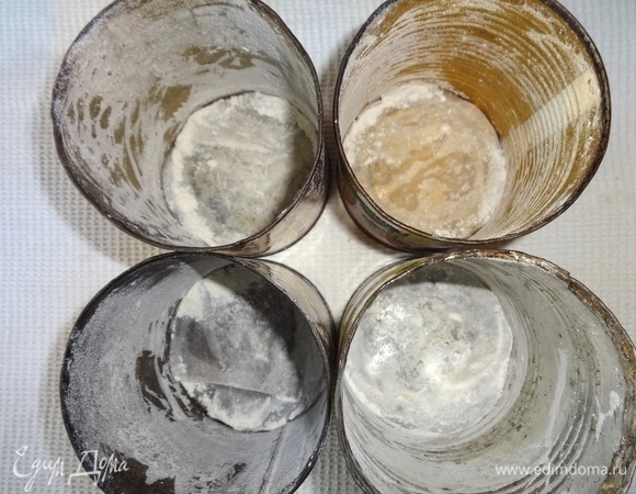 Из пергамента вырезать кружки для дна формочек. Кисточкой смазать дно растительным маслом, положить кружок, смазать его и стенки формы маслом. Посыпать мукой и, поворачивая форму, распределить муку по все поверхности. Излишки муки вытряхнуть. Я в качестве форм использую жестяные банки, они мне служат «верой и правдой» уже много лет.