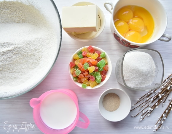 Подготовить необходимые продукты. Вместо цукатов можно использовать орехи или сухофрукты. Если используете свежие дрожжи, увеличьте количество в три раза. Муку предварительно дважды просеять через сито.