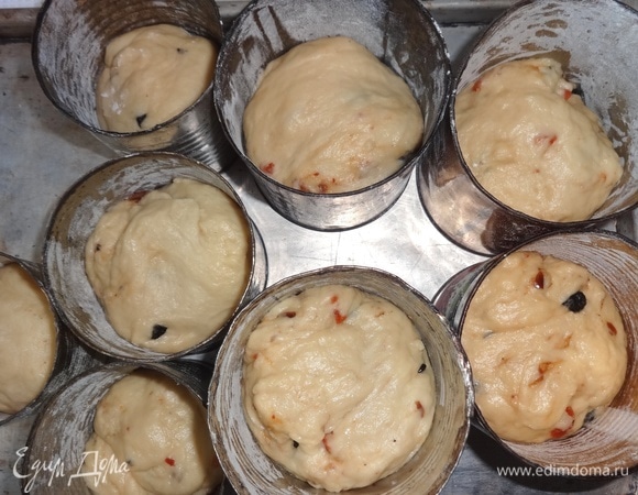 Подошедшее тесто обмять и выложить в формы на половину объема формы. Дать тесту немного подойти в формах.