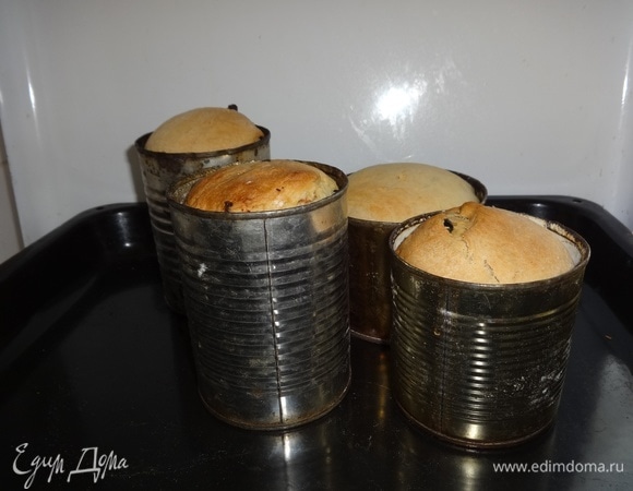 Формы с тестом поставить в духовку, разогретую до 180°C. Так как у меня формы разного размера, то первыми будут готовы куличи в маленьких формах. Я ставлю на противень подальше формы большого размера, а ближе маленькие формы, чтобы было удобно вынимать. Куличи небольшого размера были готовы примерно через 40-45 минут, большие — немногим больше часа. Готовность проверять, как обычно, деревянной палочкой. Сухая, значит — готово.