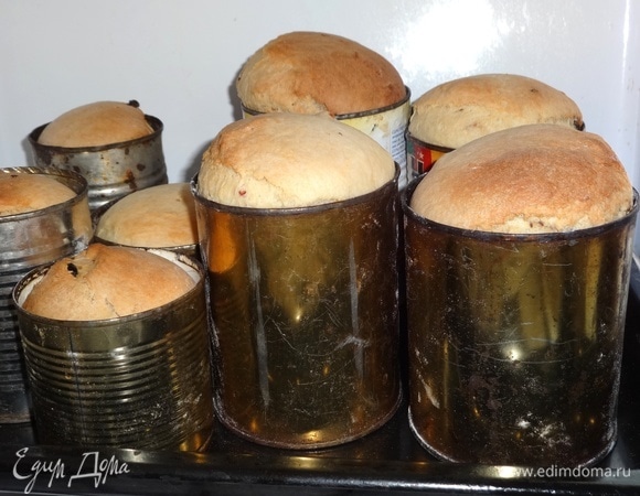 Готовые куличи достать из духовки. Постараться сразу же вынуть куличи из формочек, потому что они будут остывать и в металлических формах «мокреть». Остудить куличи до комнатной температуры. Общий вес выпеченных куличей — 2,667 кг.