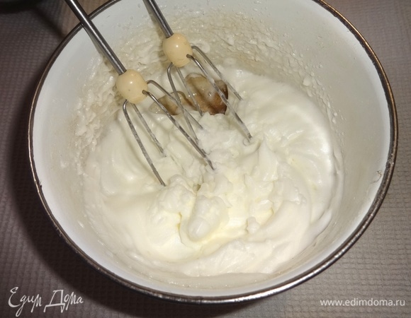 Для глазури взбить в пену охлажденные белки. Постепенно добавлять сахарную пудру и продолжать взбивать 5 минут.