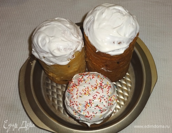 Куличи смазать глазурью, украсить кондитерской посыпкой.