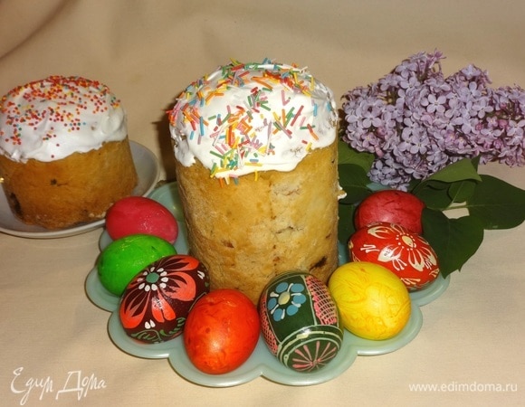 Куличи выложить на блюдо, украсить крашеными яйцами, цветами. У нас уже зацвела сирень. Всем приятного аппетита! Христос Воскресе!