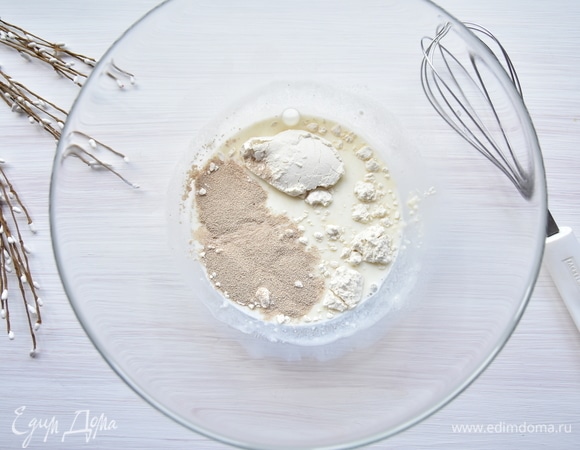 Для опары подогреть третью часть молока, добавить дрожжи и 1 ст. л. муки. Размешать до полного растворения дрожжей. Накрыть посуду пленкой и убрать в теплое место до образования на поверхности пенной шапочки.