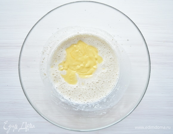 Ввести в опару масляную смесь и оставить в теплом месте на час для подъема, предварительно накрыв посуду пленкой или салфеткой.