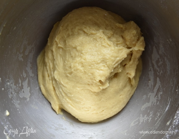 Когда масса увеличится в размерах, влить оставшееся молоко, всыпать муку и замесить тесто. Месить тесто не менее 20 минут.