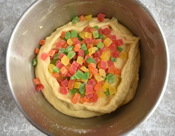 В подошедшее тесто добавить цукаты и хорошо его перемешать, дать время подойти ему второй раз.