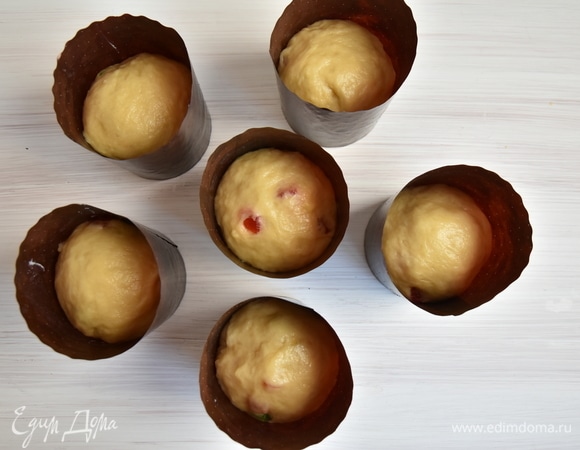 Разделить тесто на шесть частей и разложить по формочкам (на 1/3 часть). Накрыть формы салфеткой и дать еще тесту подняться в формах.