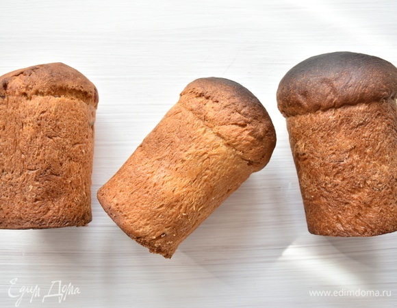 Выпекать куличи в разогретой до 180°C духовке минут 45–60. Время выпечки зависит от величины куличиков. Готовность проверить с помощью деревянной лучинки. Для избежания подгорания верха в конце выпекания куличи можно прикрыть пергаментом. Дать куличам немного остыть и освободить их от формы.