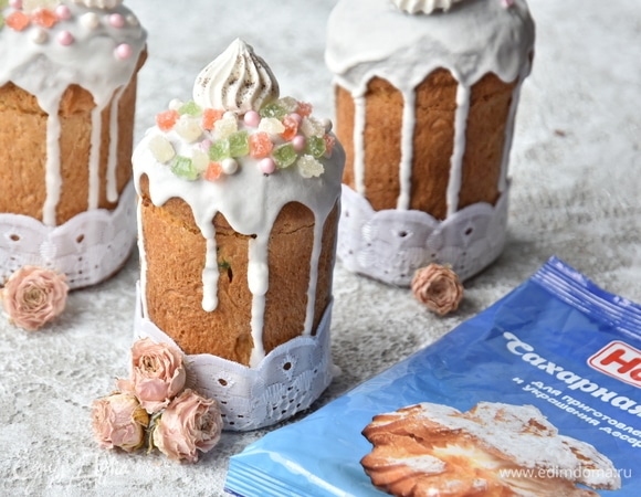 Куличики покройте глазурью и украсьте по желанию.