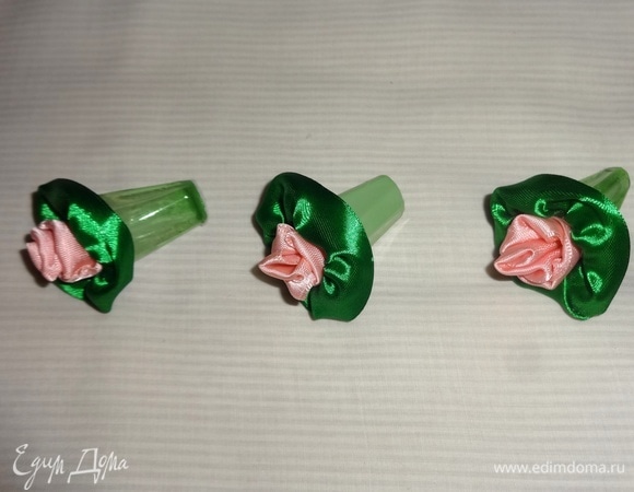 Аналогичным образом сделать 3 розы из розовой ленточки.