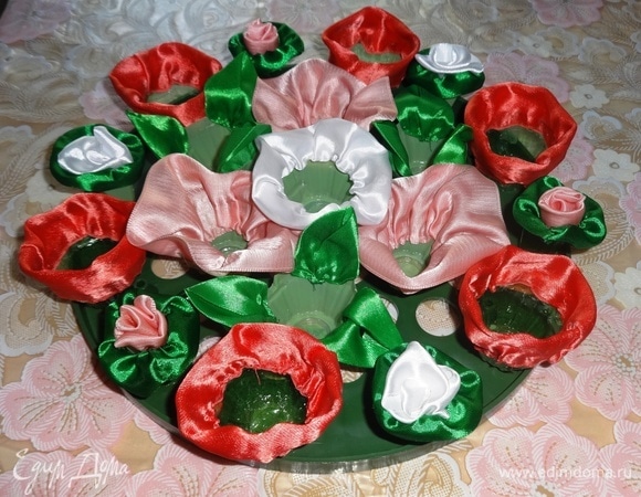 С помощью универсального клея приклеить все заготовки на основу согласно задуманной композиции. Дождаться окончательного высыхания.