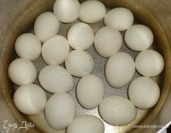 Яйца сварить. Желательно брать белые яйца, но подойдут и коричневые. Держать до покраски в горячей воде.