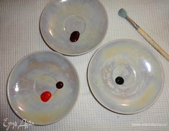 На блюдца выдавить небольшое количество гелевых пищевых красителей. Надеть резиновые или одноразовые пластиковые перчатки.