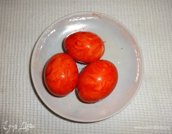 Покрасить яйца оранжевым пищевым красителем.