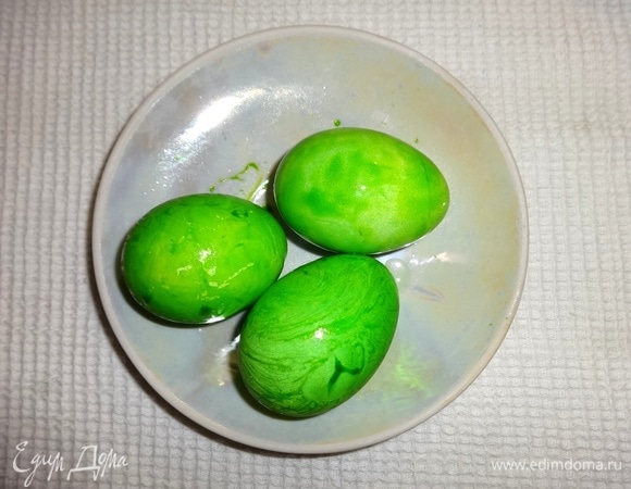 Покрасить яйца зеленым пищевым красителем.