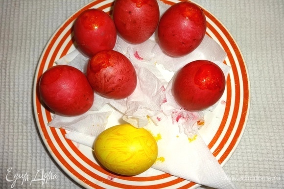 Покрасить яйцо желтым пищевым красителем и нанести желтую краску на верхушки высохших красных и оранжевых яиц.