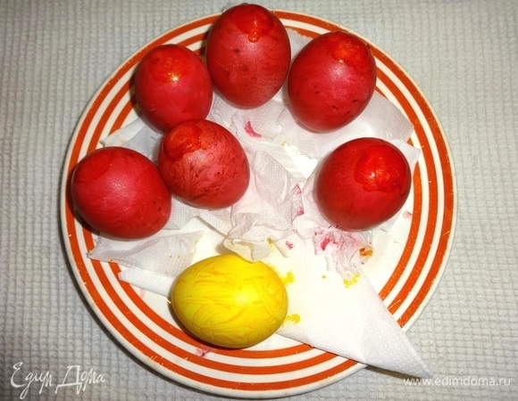 Покрасить яйцо желтым пищевым красителем и нанести желтую краску на верхушки высохших красных и оранжевых яиц.