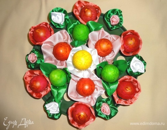 Дать яйцам окончательно высохнуть. Выложить окрашенные яйца на подставку для яиц. Всем Светлой Пасхи! Христос Воскресе!