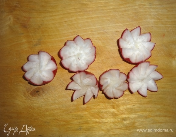 Для закуски нужен крупный редис. Редис вымыть, обсушить. Обрезать кончики с 2-х сторон. Разрезать фигурно пополам.