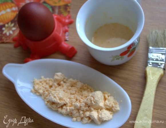 Отделить белок от желтка и слегка взбить его. Я взяла порошок и размешала в теплой воде (1:2).