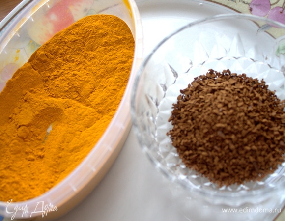 Для украшения берем кофе и куркуму. Импровизированно.