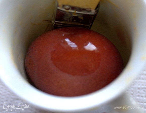 Вариант для окрашенного в шелухе яйца как эксперимент. Обмазываем белком.