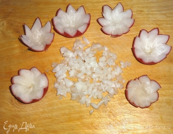 Острым ножом аккуратно вырезать из каждого редиса часть мякоти. Несколько серединок оставить для украшения, остальные мелко нарезать.