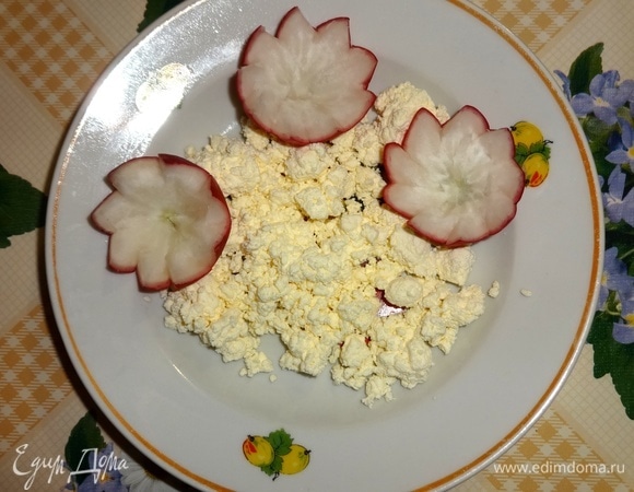 Творог растереть со щепоткой соли и перца.