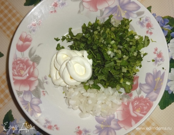 Кинзу и черемшу вымыть, обсушить, мелко нарезать. Соединить с нарезанным редисом, добавить сметану, перемешать. Добавить творог и еще раз перемешать.