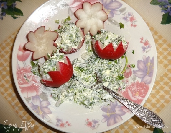 Нафаршировать половинки редиса творожной массой.