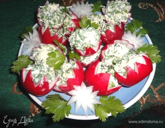 Выложить закуску на тарелку. Украсить кинзой и «цветами» из редиса. Угощайтесь! Приятного аппетита!