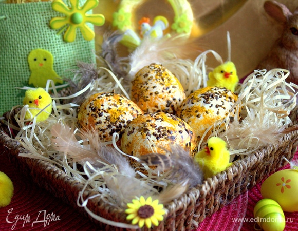 Укладываем яйца в импровизированную корзину с сеном.