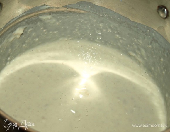 Все продукты должны быть комнатной температуры. Муку для опары просеять, молоко слегка подогреть (оно не должно быть горячим, а только немного теплым). Муку смешать с сахаром и дрожжами. Добавляем молоко, перемешиваем. Емкость, в которой замесили опару, закрыть пищевой пленкой и поставить в теплое место без сквозняков на 1 час.