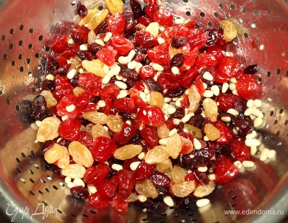 Сухофрукты промыть. Дать стечь воде. Я использовала изюм, вяленую клюкву, вяленую вишню. Соединить сухофрукты с кедровыми орехами.