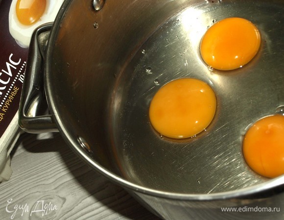 Муку для кулича просеять, добавить соль и сахар. Перемешать. У одного яйца отделить желток от белка. Белок понадобится для смазывания кулича. С лимона снимаем цедру.