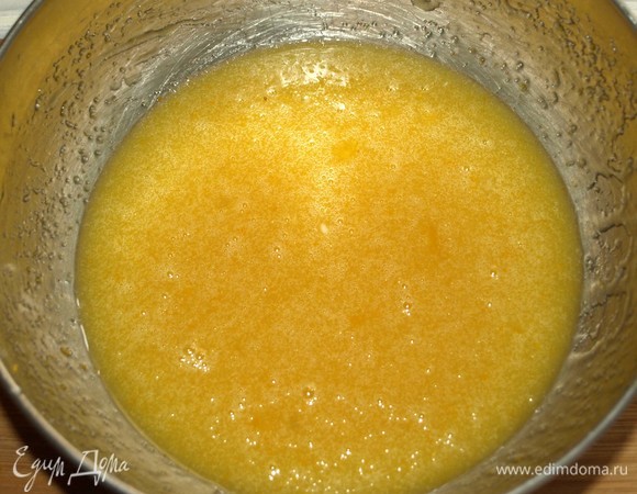 Размягченное сливочное масло взбиваем с двумя яйцами и одним желтком, сахаром. Добавляем цедру одного лимона. Перемешиваем очень хорошо.