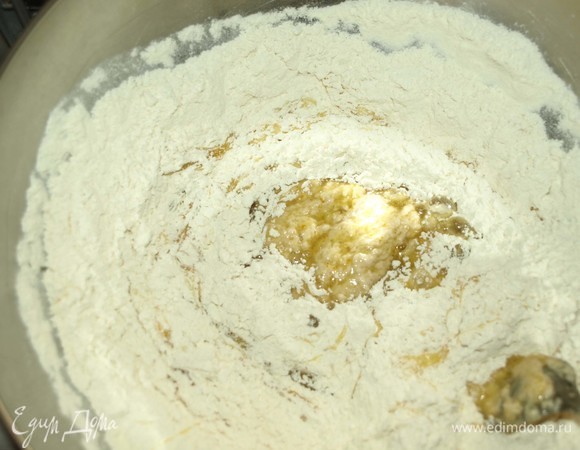 Постепенно добавляем к муке яично-масляную смесь.