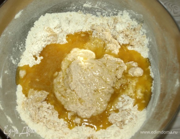 Добавляем опару и все хорошо вымешиваем.
