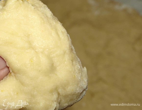 Тесто должно получиться мягким и слегка липнущим к рукам.
