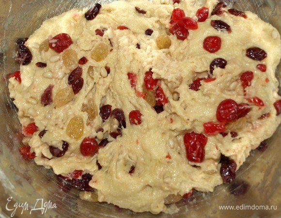 И начинаем вмешивать их в тесто. Кладем тесто в миску и закрываем пищевой пленкой. Ставим в теплое место без сквозняков на 1 час.