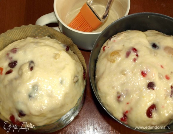Тесто выкладываем на рабочую поверхность, слегка посыпанную мукой, и приминаем. Раскладываем тесто в подготовленные формы (если необходимо, то смазать формы растительным маслом). Закрыть форму пищевой пленкой и оставить в теплом месте еще на час.