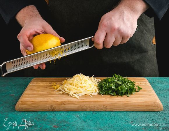 Натрите цедру лимона, зелень измельчите, сыр натрите на терке.