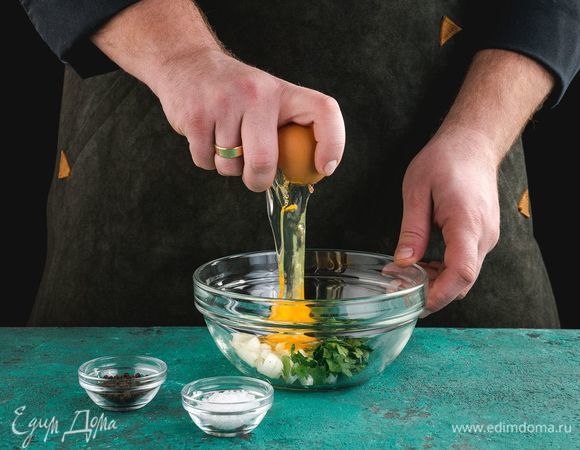 Смешайте яйца и петрушку и обжарьте омлет в кольце.