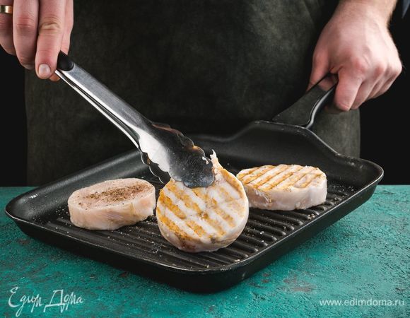 Рыбу обжарьте на разогретой сковороде с растительным маслом.