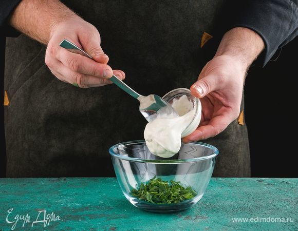 Сметану смешайте с измельченной зеленью.