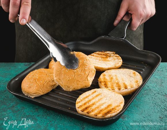 Булочки для бургеров разрежьте пополам. Подсушите на сковороде.