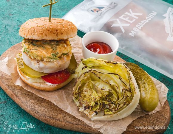 Накройте готовый бургер второй половиной булочки и подавайте к столу. Приятного аппетита!